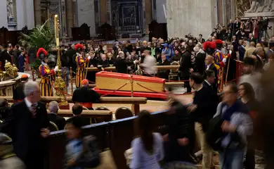 People pay respects as Pope Francis lies in state in St. Peter's Basilica, at the Vatican April 25, 2025. Reuters/Remo Casilli/Proibida reprodução