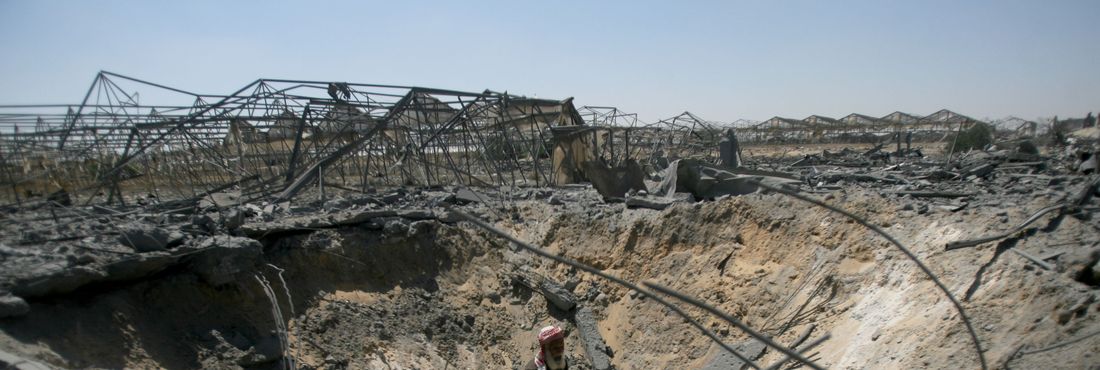 23/07/2014 –  Faixa de Gaza - Estufas agrícolas em Khan Younis, no sul da Faixa de Gaza, usadas para cultivar tomates, pepinos, cebolas e abóboras foram destruídas em ataques no início desta semana