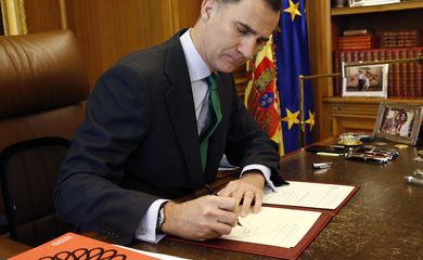 O rei da Espanha, Felipe VI, assina decreto que dissolve o parlamento do país. Novas eleições foram convocadas para o dia 26 de junho
