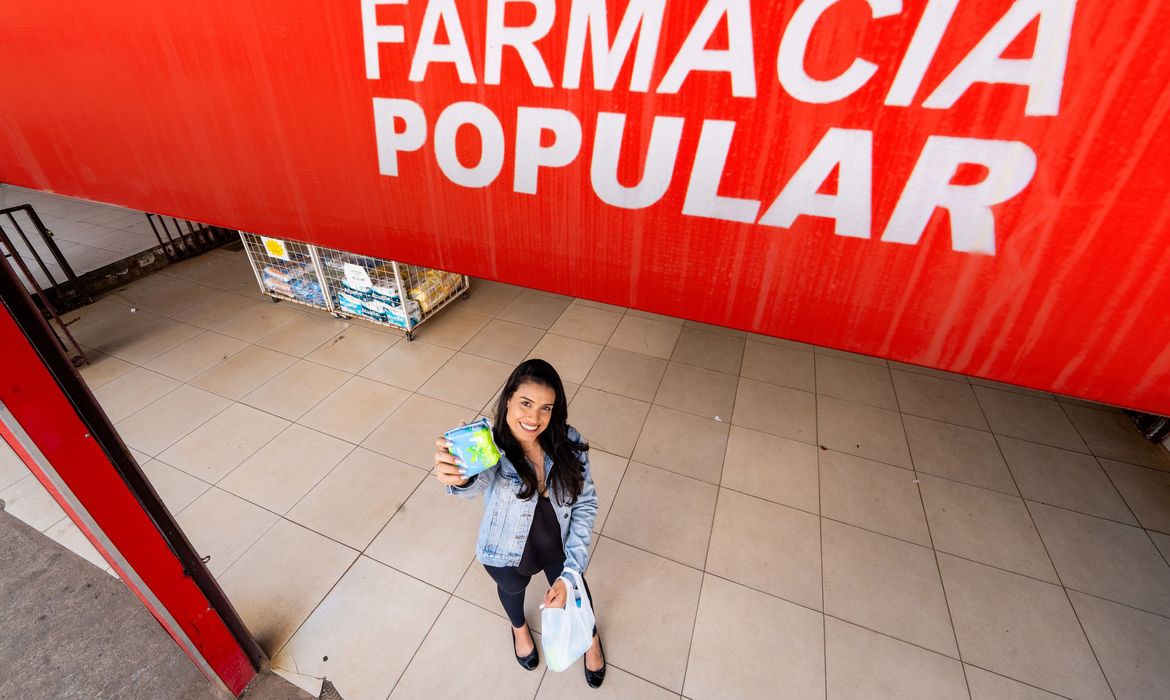 O Programa Dignidade Menstrual é uma iniciativa do Governo Federal para cuidar da saúde das pessoas que menstruam, garantindo que essas pessoas acessem espaços tendo os seus direitos respeitados. Além disso, o programa busca promover a equidade de gênero, justiça social, educação e direitos humanos. Farmácia Popular. Foto: Jerônimo Gonzalez/MS