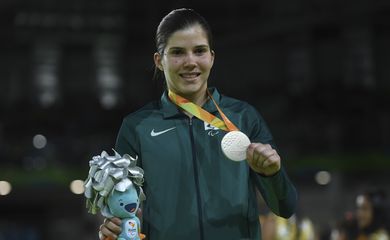 Rio de Janeiro - A brasileira Alana Martins Maldonado recebe medalha de prata no judô categoria até 70 kg na Paralimpíada Rio 2016 (Tomaz Silva/Agência Brasil)