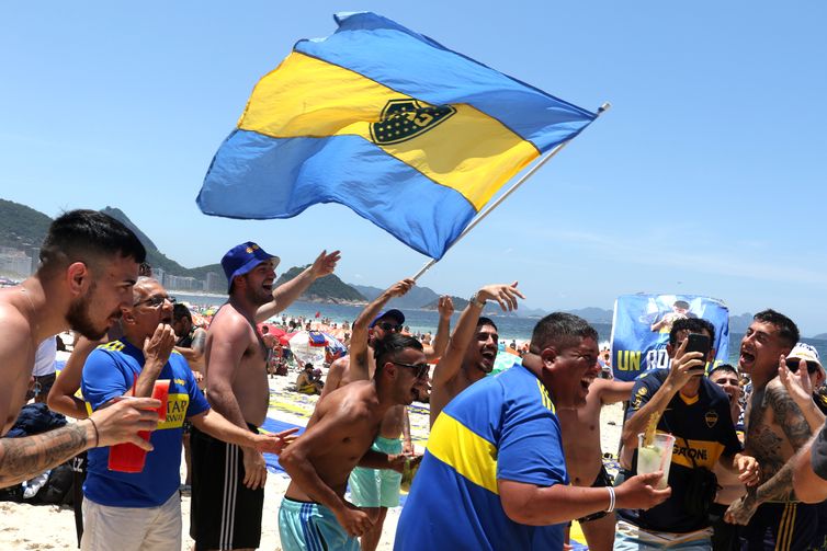 Jogadores da Argentina cantam música com provocação ao Brasil após