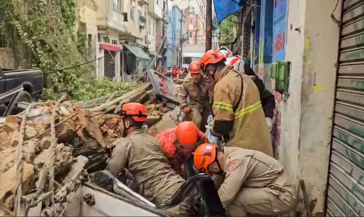 Prefeitura do Rio de Janeiro retoma demolio de casaro que ruiu
