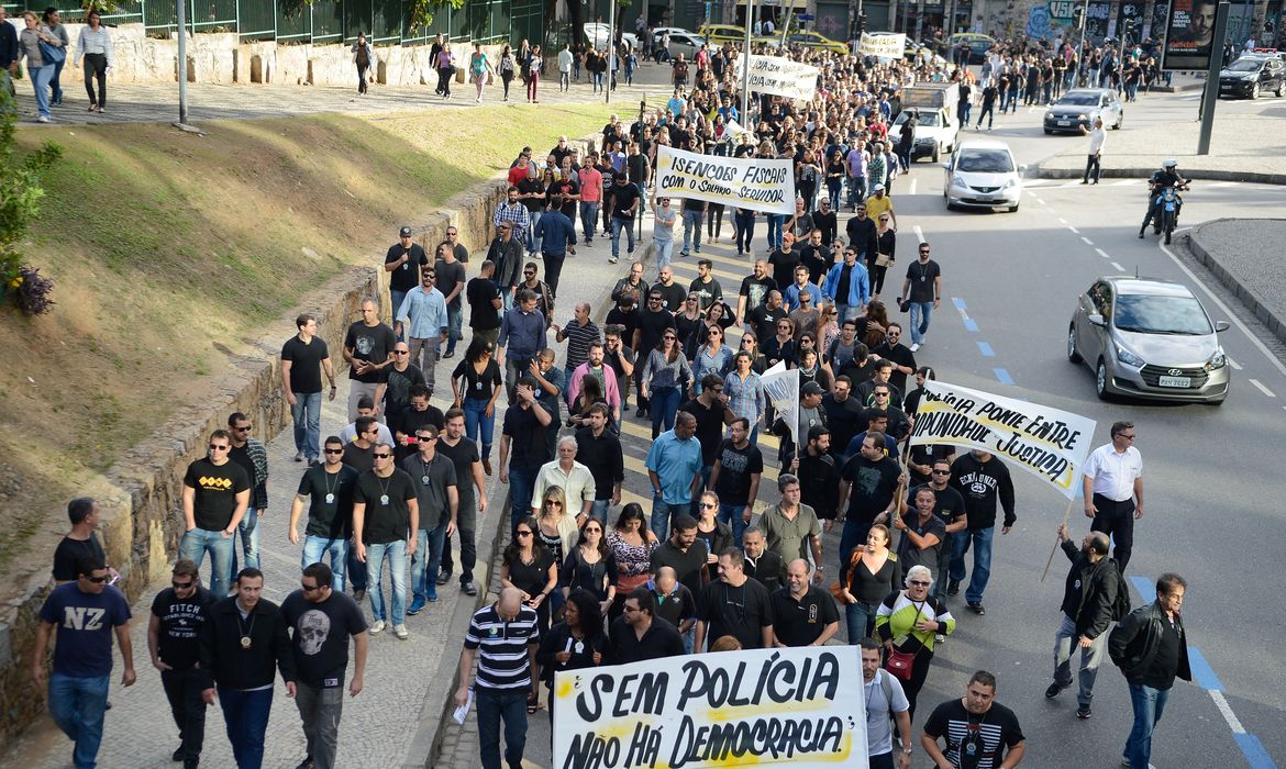 Policiais civis do Rio fazem protesto contra atrasos dos salários e por melhores condições de trabalho (Tomaz Silva/Agência Brasil)