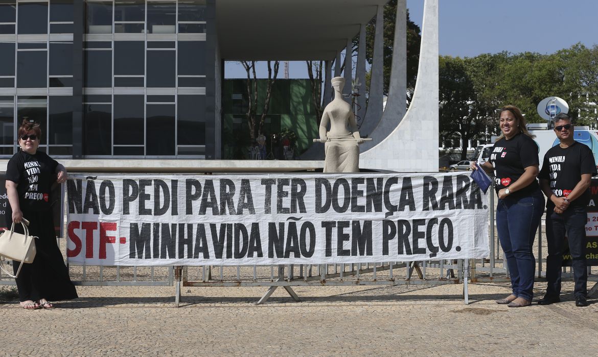 Brasília - Entidades que cuidam de pacientes com doenças raras protestam em frente ao STF pela distribuição gratuita de medicamentos que não estão na lista do Sistema Único de Saúde (SUS) e não têm registros na Anvisa (Elza Fiuza/Agência