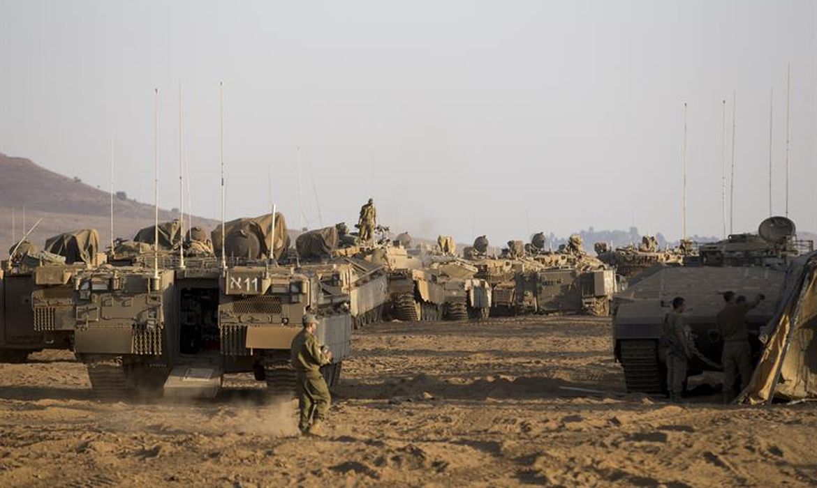Exército israelense faz exercício militar nas Colinas de Golan, na fronteira de Israel com a Síria. Do lado sírio, um grupo vinculado ao Estado Islâmico, denominado Exército de Jaled bin Wali, domina o território