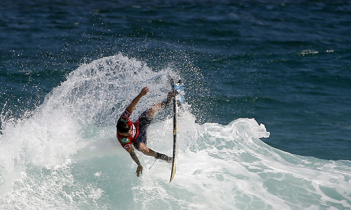 O surfista brasileiro Ítalo Ferreira compete na etapa brasileira da Liga Mundial de Surfe, na praia de Itaúna, em Saquarema, Rio de Janeiro.