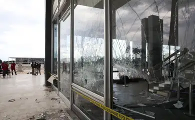 Palácio do Supremo Tribunal Federal e destruído, após atos terroristas no ultimo domingo