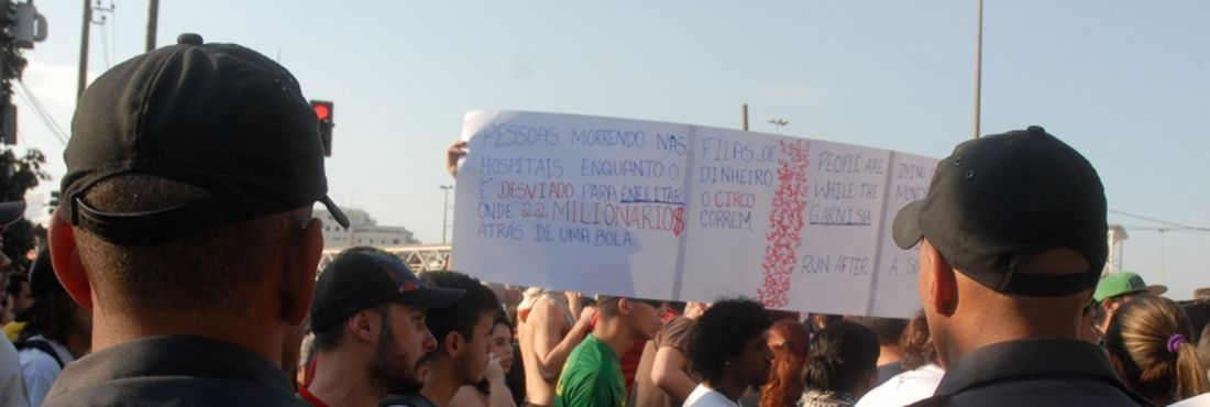 Manifestações do lado de fora do Estádio Maracanã durante jogo das seleções da Itália e do México. Estudantes entraram em choque com a polícia.