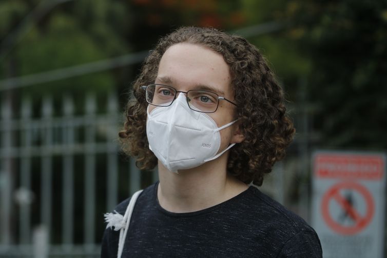 Entrada do candidato Thomas Formiga para o segundo dia de prova do primeiro Exame Nacional do Ensino Mdio (Enem) digital, na Pontifcia Universidade Catlica-PUC, no Rio de Janeiro.