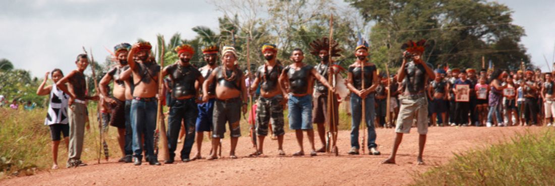 Índios tenharim na estrada que corta reserva no estado do Amazonas