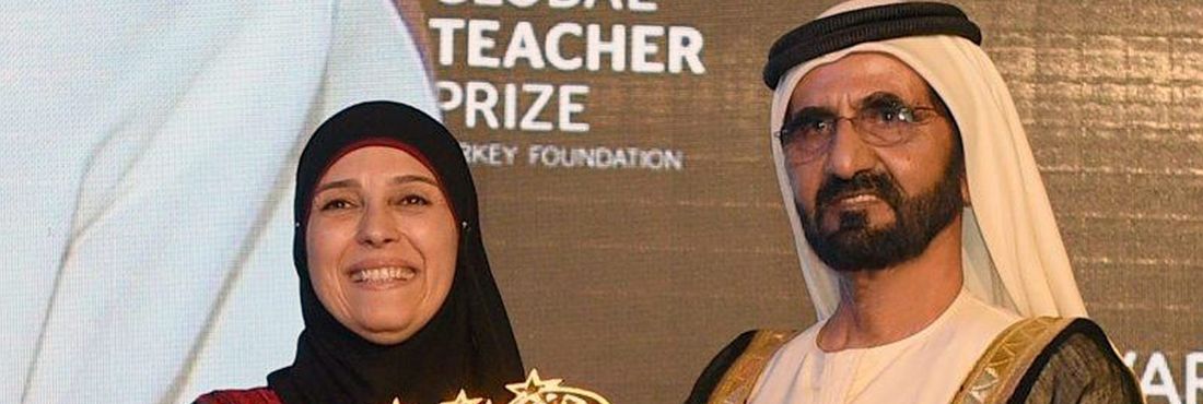 A palestina Hanan Al Hroub recebe prêmio de melhor professora do mundo das mãos do Sheik Mohammed bin Rashid Al Maktoum, em Dubai