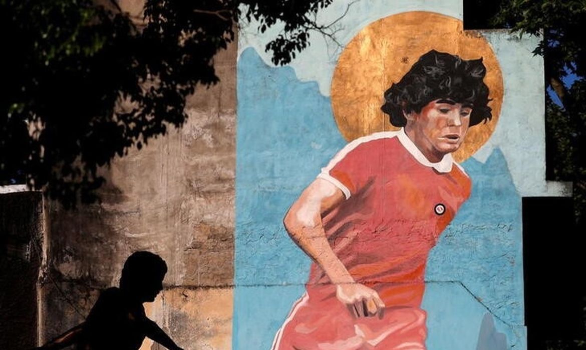 Mural com a lenda do futebol Diego Armando Maradona do lado de fora do estádio Diego Maradona em Buenos Aires, Argentina