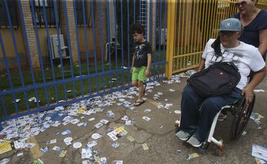 Eleições,Eleitores em Filas de Votações no Unieuro e Colegio Lasalle.