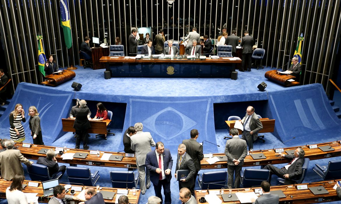Brasília - O plenário do Senado examina a PEC 159/2015, que permite o uso de dinheiro depositado na Justiça para pagar dívidas públicas  (Wilson Dias/Agência Brasil)