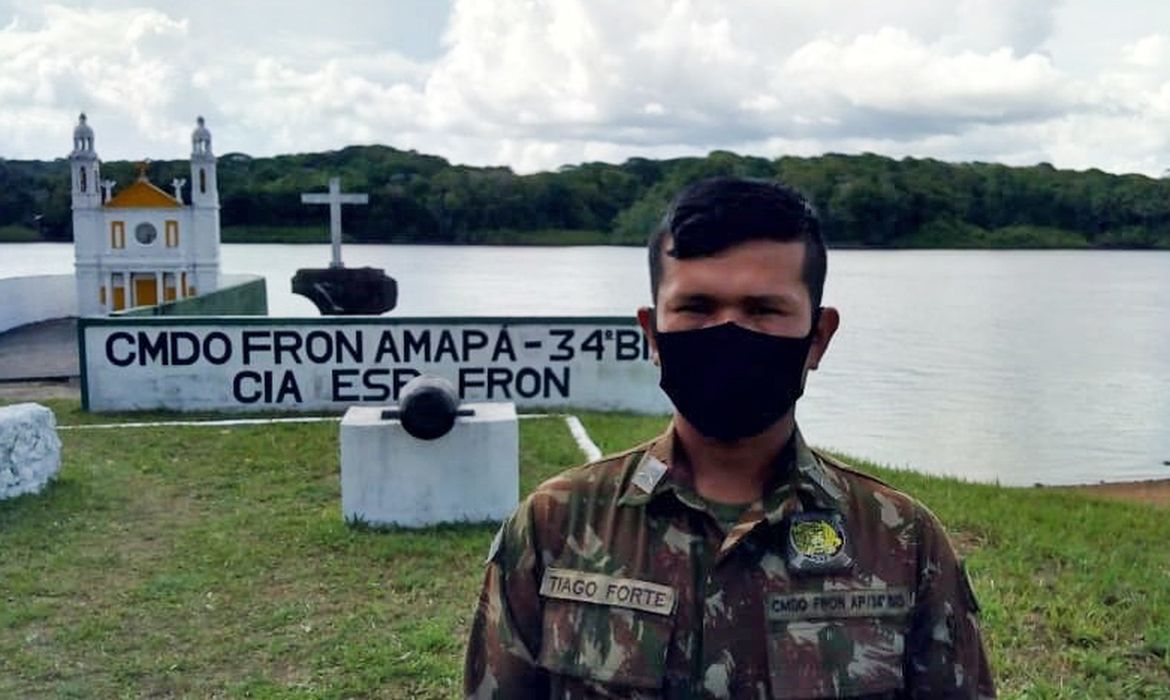 Tiago Forte, piloto de embarcação do Exército no Oiapoque