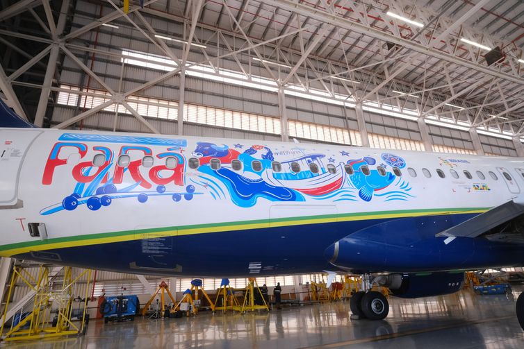 19/02/2024 - Campinas/SP - Programa Conheça o Brasil voando - Plotagem avião da Azul. Foto: Roberto Castro/ Mtur
