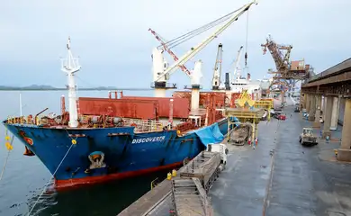 Bulk Carrier 'Discoverer' descarrega soja dos EUA no porto de Paranaguá