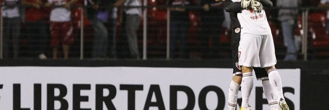 Osvaldo comemora primeiro gol do São Paulo com Rogério Ceni