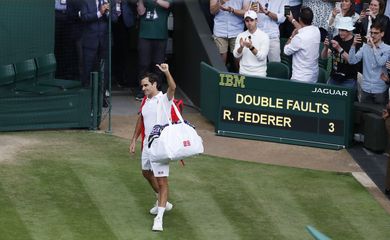 Roger Federer acena para torcedores ao deixar a quadra após ser derrotado pelo polonês Hubert Hurkacz nas quartas de final em Wimbledon