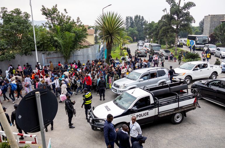 Agentes de segurança de Ruanda recebem pessoal humanitário e suas famílias que fogem de Goma, no leste do Congo
 27/1/2025   REUTERS/Jean Bizimana