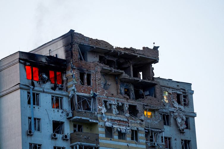 A view shows an apartment building damaged during a massive Russian drone strike, amid Russia’s attack on Ukraine, in Kyiv, Ukraine May 30, 2023. REUTERS/Valentyn Ogirenko     TPX IMAGES OF THE DAY