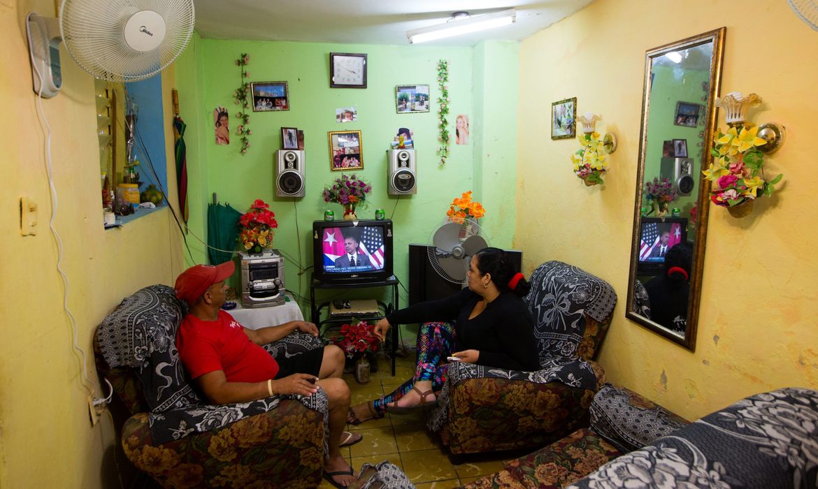 Povo cubano assiste disurso de Obama pela TV