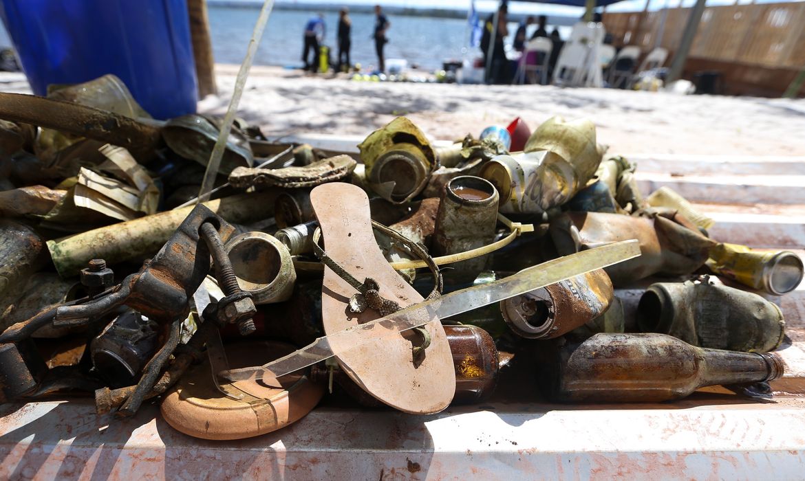 Brasília - Mergulhadores de escolas de mergulho do DF participam de uma ação de limpeza do Lago Paranoá. O objetivo é de resgatar mais de uma tonelada de resíduos das águas do Lago (Marcelo Camargo/Agência Brasil)