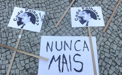 Rio de Janeiro - Passeata de estudantes, movimento sociais, sindicais e partidos de esquerda em repúdio ao golpe militar de 1964 percorre a Avenida Rio Branco para cobrar justiça pelas vítimas da ditadura e punição aos torturadores.
