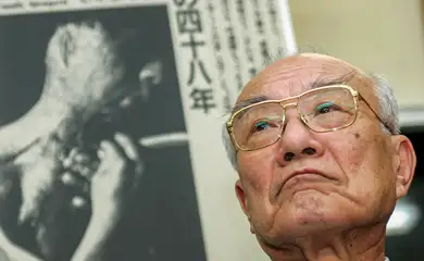 FILE PHOTO: Terumi Tanaka, Secretary-General of Nihon Hidankyo (Japan Confederation of A- and H-Bomb Sufferers Organizations), which had been nominated for Nobel Peace Prize, looks on at the organisation's headquarters in Tokyo October 7, 2005. REUTERS/Yuriko Nakao/File Photo