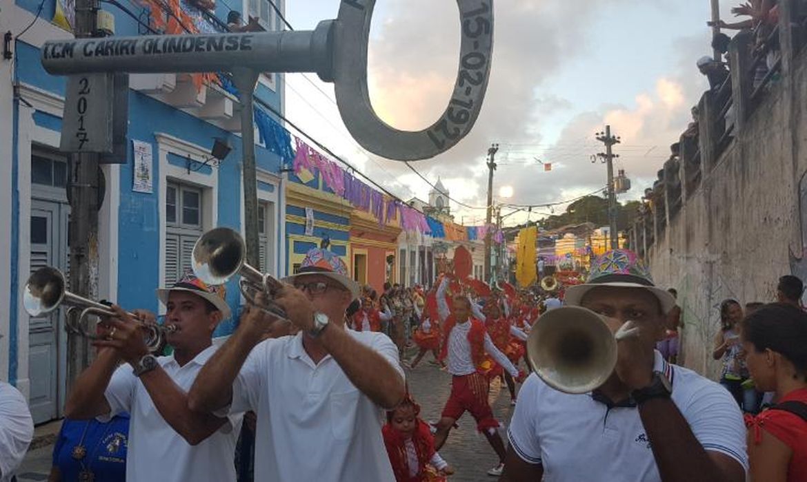 Olinda (PE) - A Troça Carnavalesca Mista Cariri Olindense, de 96 anos de idade, levou sua chave da cidade de Olinda (Sumaia Villela/Agência Brasil)