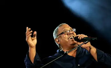 FILE PHOTO: Cuban musician Pablo Milanes performs at a concert in Havana