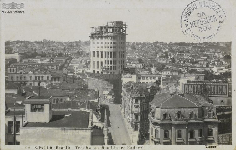 Trecho da rua Líbero Badaró, centro de São Paulo, década de 1930. Arquivo Nacional. 