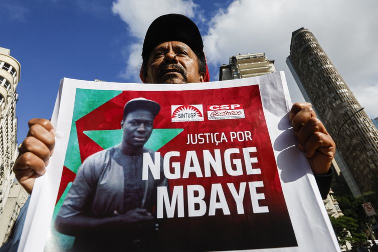 São Paulo(SP), 14/04/2025 - Manifestação  na praça da República, contra a morte do ambulante senegalês Ngange Mbaye, na sexta-feira, morto por um policial militar durante operação delegada no Brás, contra o comércio ambulante. 
Foto: Paulo Pinto/Agência Brasil