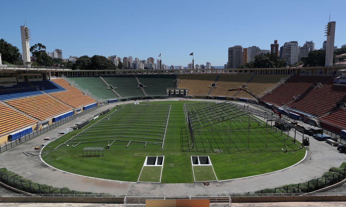 Trabalhadores montam um hospital de campanha temporário no Estádio Pacaembu durante o surto de doença por coronavírus (COVID-19) em São Paulo, Brasil, em 23 de março de 2020. REUTERS / Amanda Perobelli