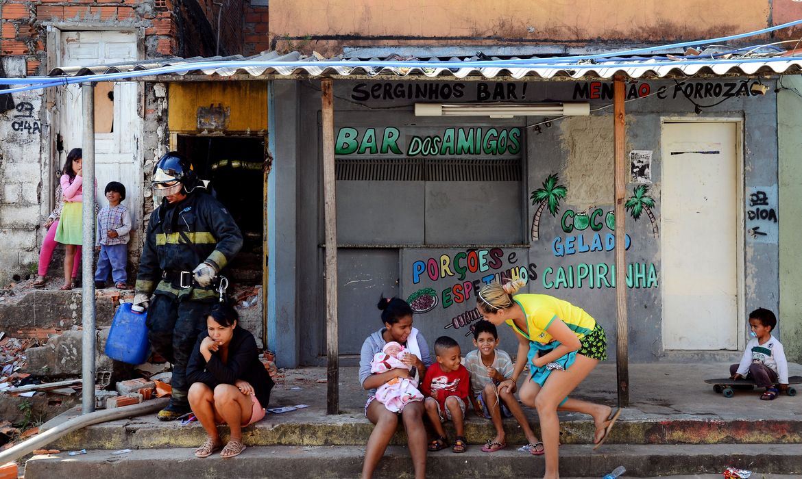 São Paulo - Moradores da favela Vila Alba atingida por um incêndio na manhã desta sexta-feira (Rovena Rosa/Agência Brasil)