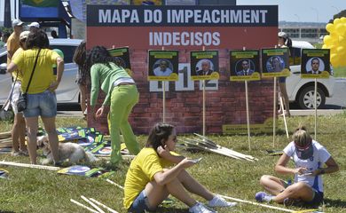 Brasília - Movimento Vem pra Rua instala três painéis no gramado em frente ao Congresso Nacional com o presumido placar da votação do impeachment da presidenta Dilma Rousseff (Antonio Cruz/Agência Brasil)