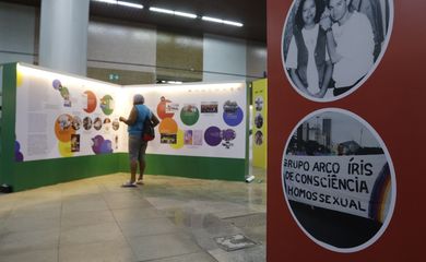 Rio de Janeiro (RJ) 17/11/2023 – Exposição Amor & Luta: Trajetórias do Movimento LGBTI+ e 30 anos do Grupo Arco-Íris de Cidadania LGBTI+, na estação Carioca do MetrôRio. Foto: Fernando Frazão/Agência Brasil