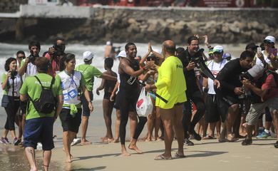 O nadador baiano Allan do Carmo vence competição internacional de maratona aquática na praia de Copacabana em evento-teste para os Jogos Olímpicos Rio 2016 (Fernando Frazão/Agência Brasil)