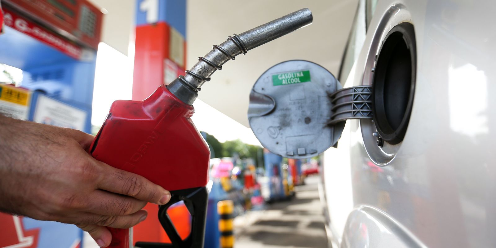 Combustível: governo prevê queda de preço se petróleo mantiver cotação Combustível: governo prevê queda de preço se petróleo mantiver cotação