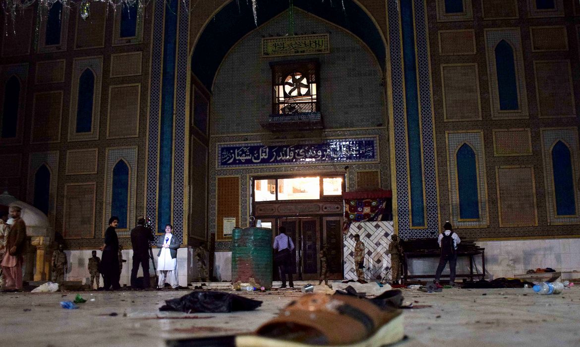 O atentado suicida foi reivindicado pelo grupo terrorista Estado Islâmico (EI) em um santuário na cidade de Sehwan Sharif, no sul do Paquistão