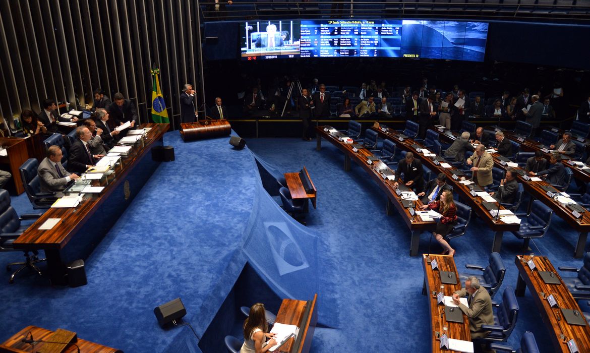 Brasília - Sessão do plenário do Senado analisa a Medida Provisória 692/2015, que eleva a tributação dos ganhos de capital para pessoas físicas (Fabio Rodrigues Pozzebom/Agência Brasil)