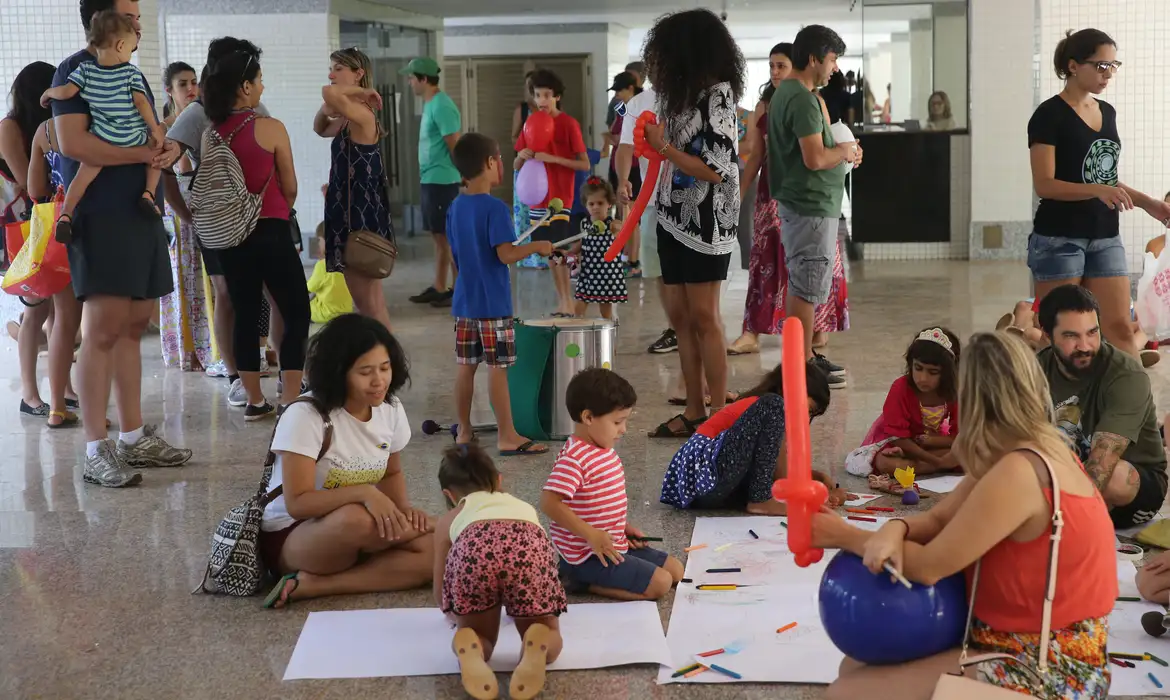 Brincalhaço foi convocado pelas redes sociais e reuniu crianças da cidade 