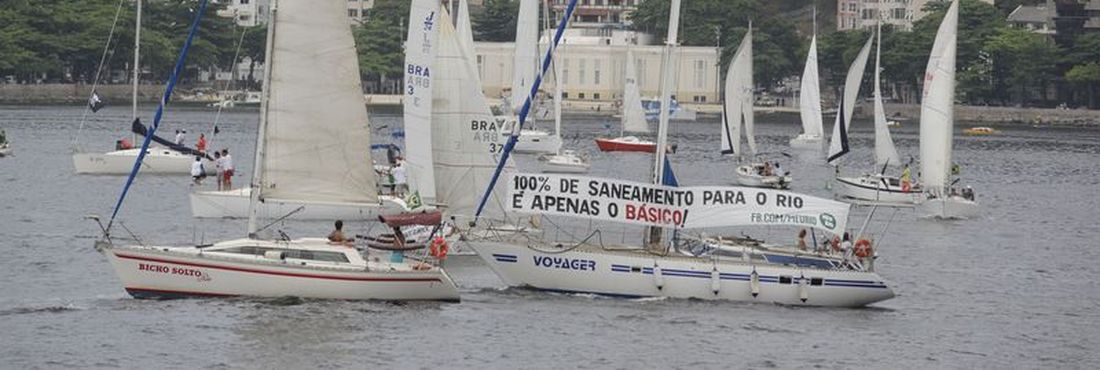 Condutores de cerca de 80 embarcações como lanchas, traineiras, caiaques, canoas havaianas e barcos a vela, participaram do protesto po melhores condições de saneamento básico