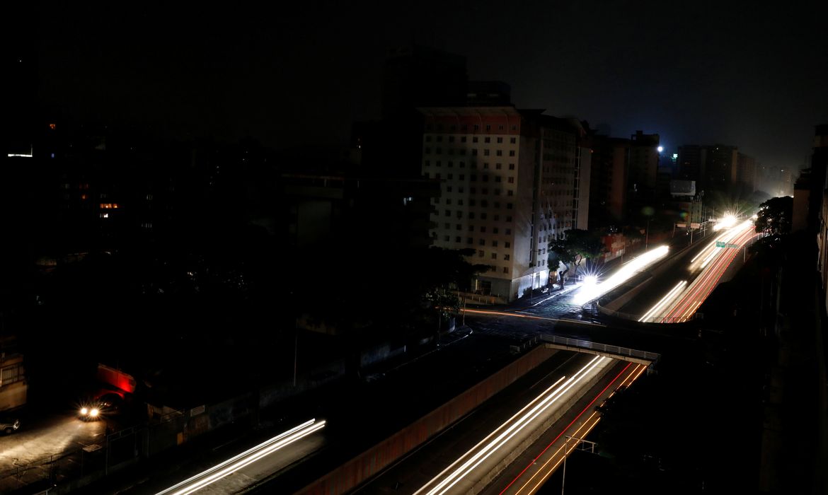 Car lights are seen on one of the main roads of the city during the second day of a blackout in Caracas, Venezuela March 9, 2019. REUTERS/Carlos Jasso