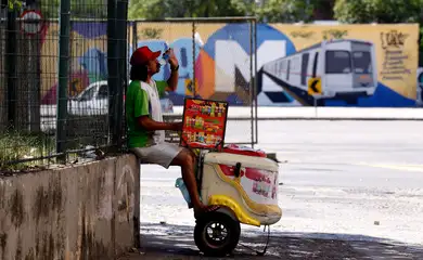 Rio de Janeiro (RJ), 17/02/2024 -Transeuntes se protegem do forte calor nas ruas do centro da cidade. Cidade do Rio de Janeiro atinge nível 4 de calor. Marco é caracterizado por temperaturas que podem chegar a 44ºC  Foto: Tânia Rêgo/Agência Brasil