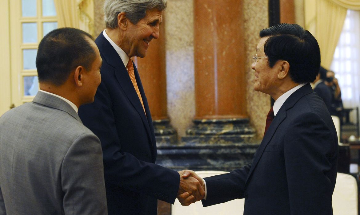 O secretário de Estado norte-americano, John Kerry, cumprimenta o presidente vietnamita, Truong Tan Sang, durante encontro no palácio presidencial em Hanoi 