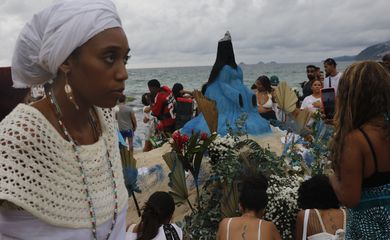 Rio de Janeiro (RJ) 02/02/2024 – Celebração ao Dia de Iemanjá, na praia do Arpoador. Foto: Fernando Frazão/Agência Brasil