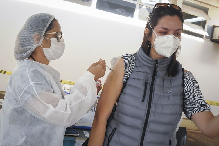 Mutirão de vacinação imuniza pessoas de 37 anos no DF.