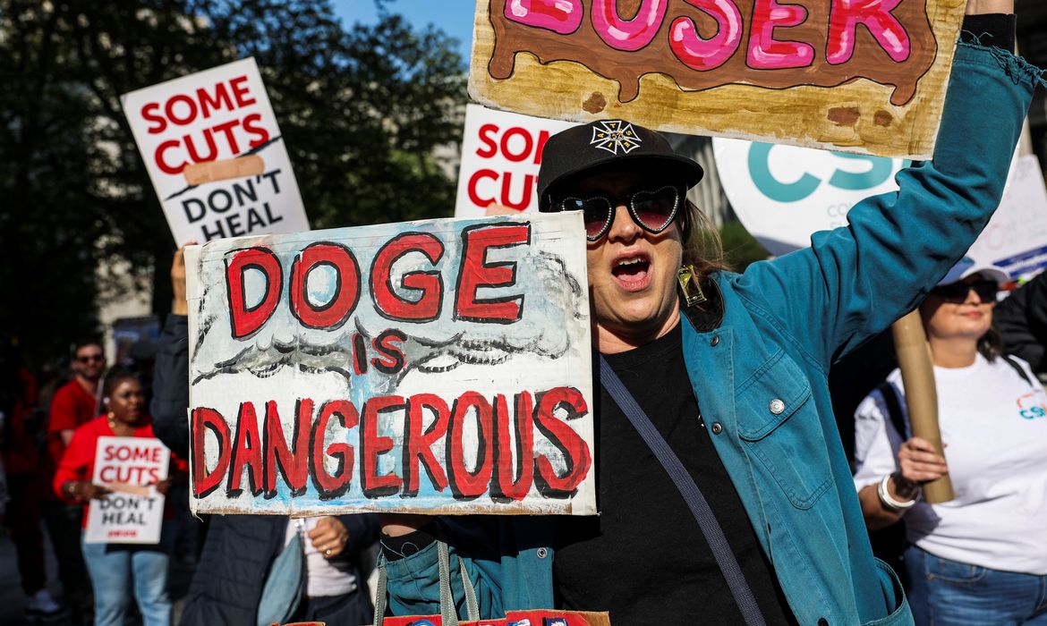 Reuters/Jeenah Moon/Proibida reprodução Protestors gather to demonstrate during a May Day rally in New York City, U.S., May 1, 2025. Reuters/Jeenah Moon/Proibida reprodução